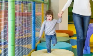 Ile zarabia opiekunka w żłobku prywatnym? Zaskakujące różnice wynagrodzeń