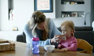 Ile zarabia opiekunka do 2 dzieci? Fakty, które zaskoczą rodziców