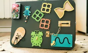 Jak stworzyć tablicę sensoryczną DIY, która zachwyci Twoje dziecko