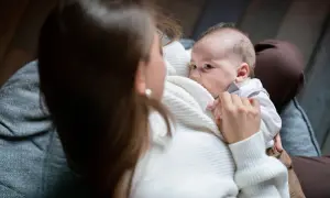 Ile je 6 tyg dziecko? Odkryj, jak karmić niemowlę prawidłowo