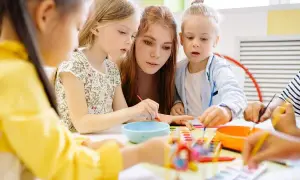 Ile godzin pracuje pomoc nauczyciela w przedszkolu i co warto wiedzieć?