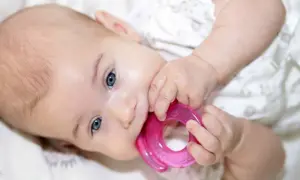 Jak pomóc dziecku przy ząbkowaniu w nocy i złagodzić ból?