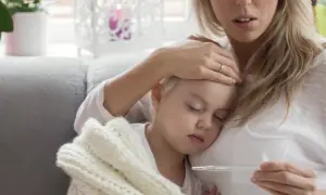 Czy przykrywać dziecko z gorączką? Unikaj przegrzania i zadbaj o komfort