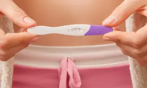 Dwa paski na teście ciążowym. Różne rodzaje testów ciążowych dają szybkie odpowiedzi.