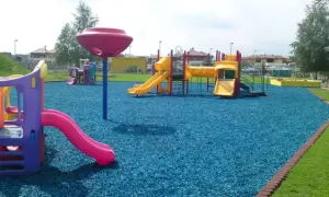 O ile większa jest powierzchnia placu zabaw dla dzieci szkolnych?