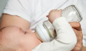 Ile powinno jeść 4-miesięczne dziecko mleka modyfikowanego, aby nie mieć problemów z karmieniem?