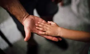 W jakim wieku dziecko może zostać samo w domu - ważne przepisy i porady