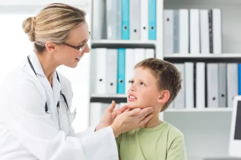 Skuteczne sposoby na zapalenie gardła u dziecka - co warto wiedzieć