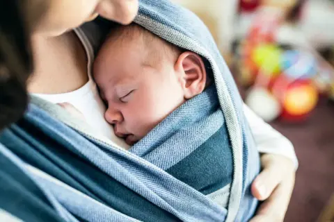 Od kiedy można nosić dziecko w chuście? Ważne zasady i wskazówki