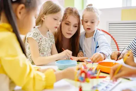 Ile godzin pracuje pomoc nauczyciela w przedszkolu i co warto wiedzieć?