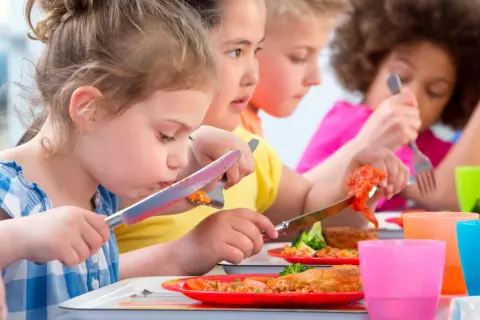 Jak powinien wyglądać jadłospis w przedszkolu, aby dzieci chętnie jadły?