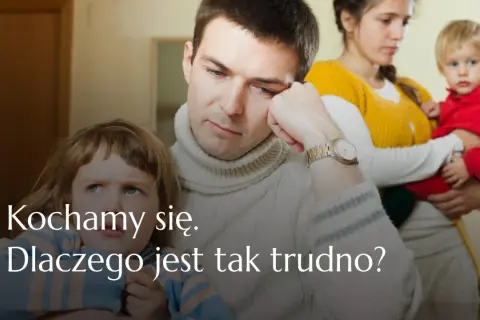 Smutna rodzina patchworkowa: ojciec zamyślony, matka tuli dziecko, starsza córka patrzy z boku.