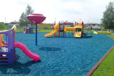 O ile większa jest powierzchnia placu zabaw dla dzieci szkolnych?