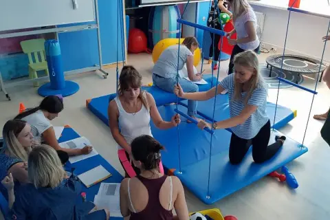 Ceny kursów integracji sensorycznej – porównanie ofert w Polsce
