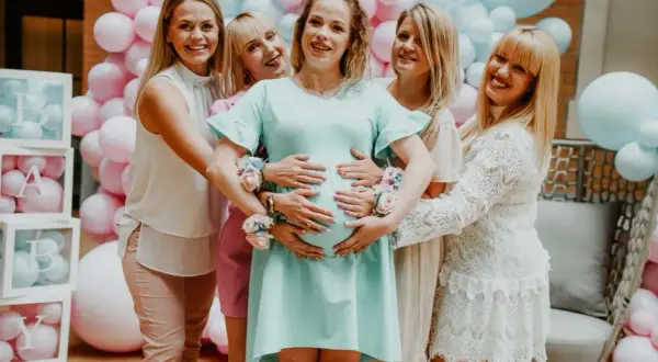 Radosne baby shower pomysły: przyszła mama otoczona przyjaciółkami, balony i dekoracje tworzą wyjątkową atmosferę.