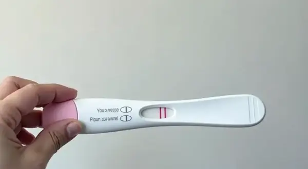Test ciążowy negatywny. Dwie kreski kontrolne, brak kreski testowej.