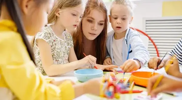 Ile godzin pracuje pomoc nauczyciela w przedszkolu i co warto wiedzieć?