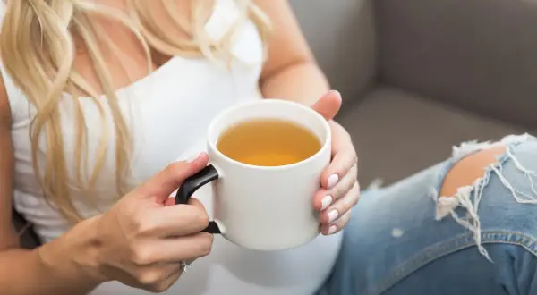 Ciepła melisa w ciąży, relaks przy kubku napoju.