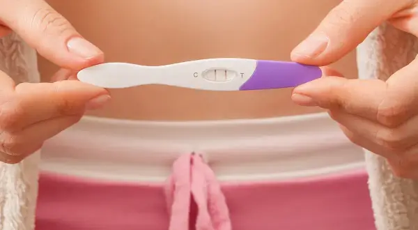 Dwa paski na teście ciążowym. Różne rodzaje testów ciążowych dają szybkie odpowiedzi.