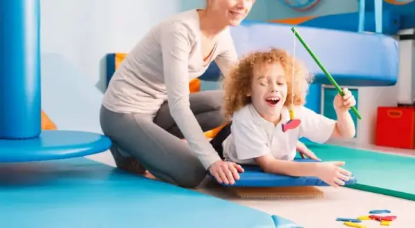 Kurs terapeuty integracji sensorycznej – jak zdobyć kwalifikacje?