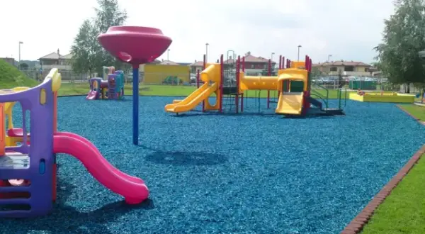 O ile większa jest powierzchnia placu zabaw dla dzieci szkolnych?