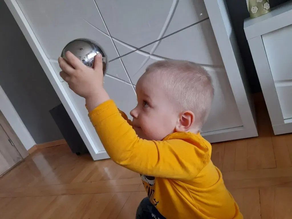 Lusterko sensoryczne dla niemowląt – wspieraj rozwój zmysłów dziecka
