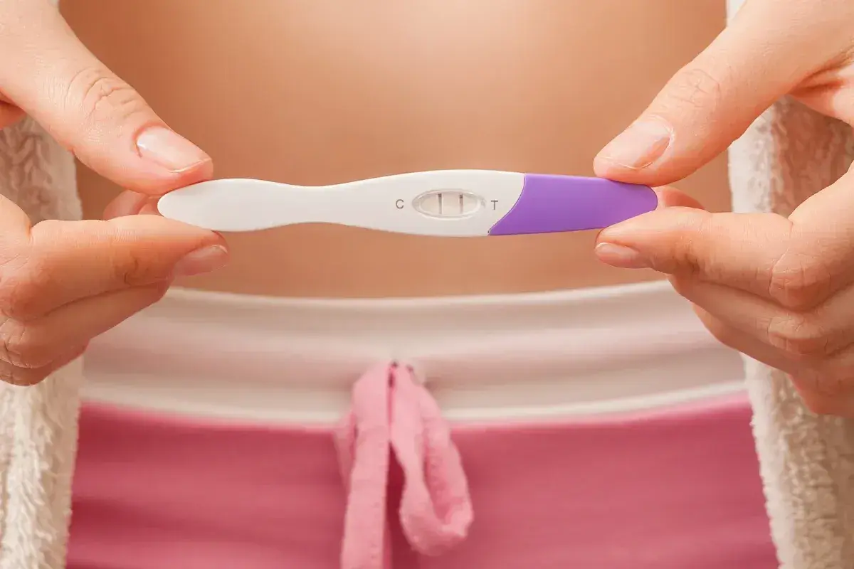 Dwa paski na teście ciążowym. Różne rodzaje testów ciążowych dają szybkie odpowiedzi.