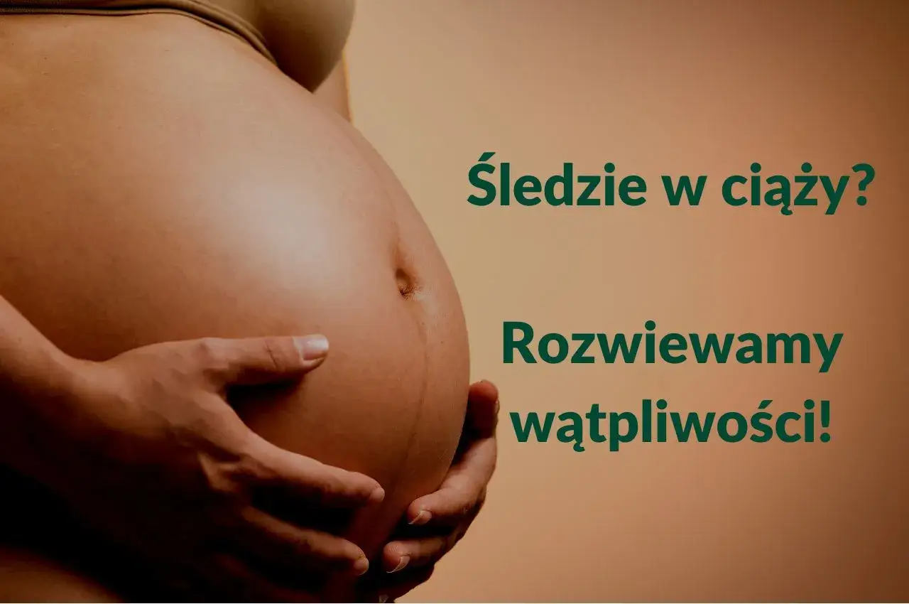 Brzuch kobiety w ciąży, z dłońmi podtrzymującymi go. Napis: 