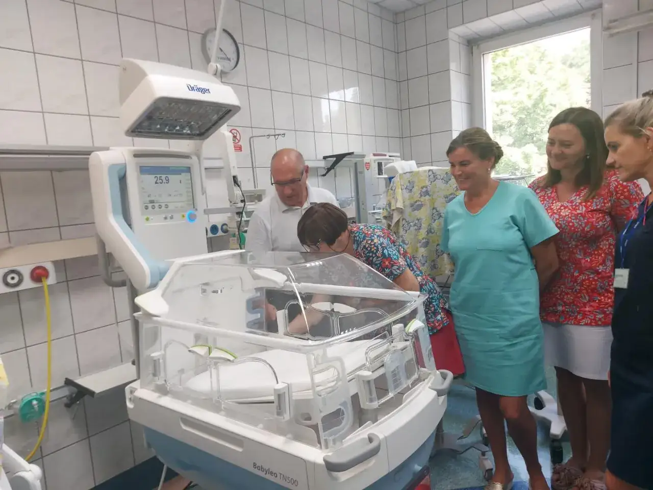 Zespół medyczny przygląda się noworodkowi w inkubatorze. To może być dziecko urodzone w 20 tygodniu ciąży, wymagające szczególnej opieki.