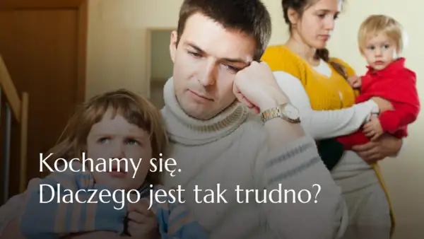 Smutna rodzina patchworkowa: ojciec zamyślony, matka tuli dziecko, starsza córka patrzy z boku.