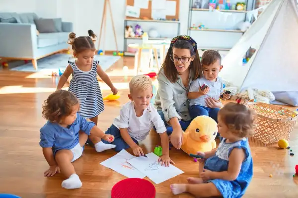 Na ile godzin 3 latek do przedszkola? Kluczowe informacje dla rodziców